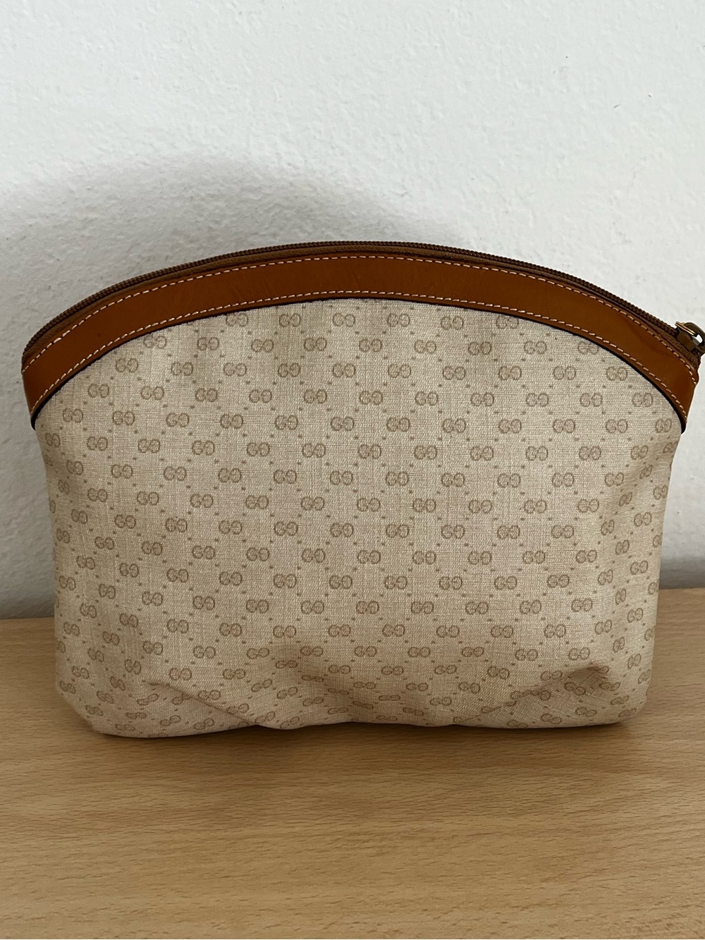 Gucci Crème Micro GG Supreme Dome Cosmetic Clutch Tan Leather Trim Vintage 1980s - Picture 5 of 16